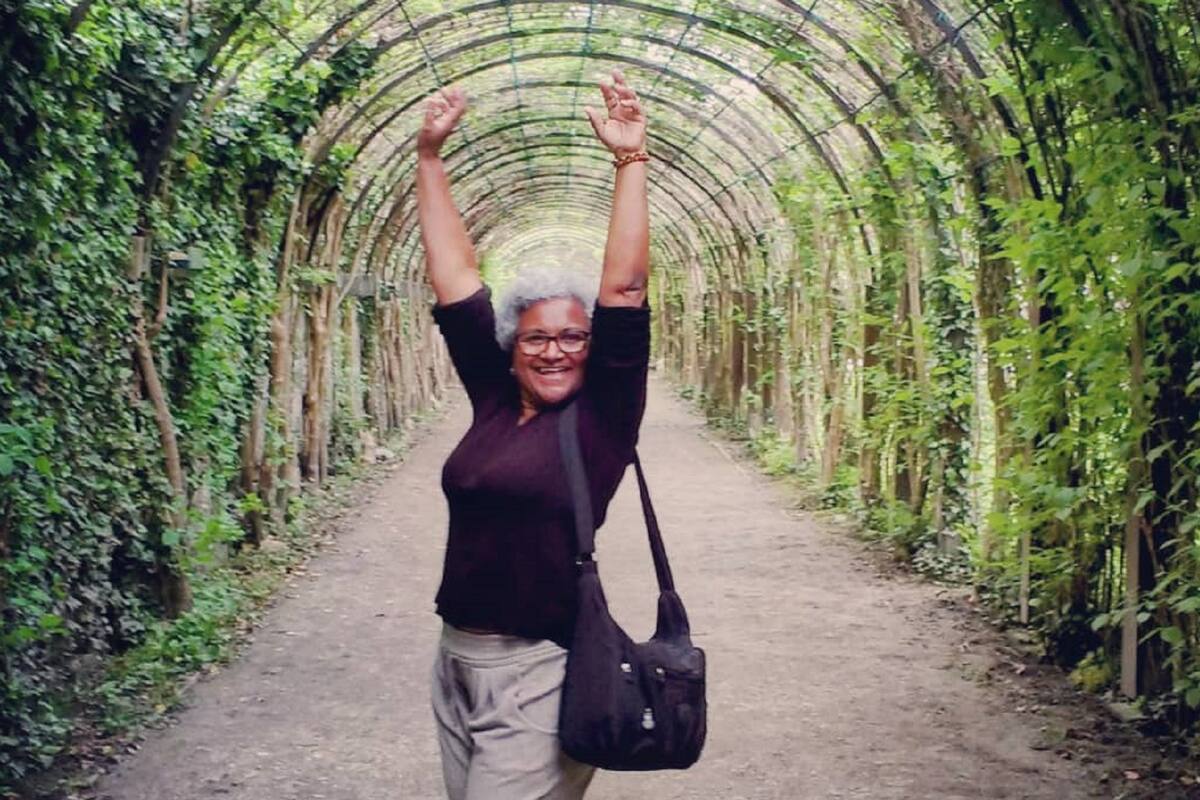 Abuelita cumple su sueño: viaja por el mundo para no cuidar a sus nietos