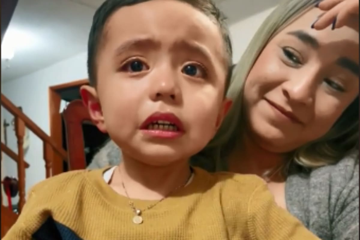 Niño de 4 años está harto de su tarea escolar y se hace viral