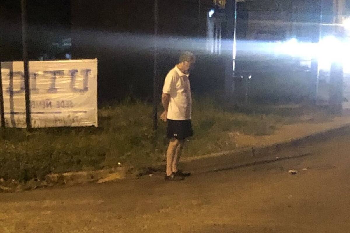 Papá espera todas las noches a su hija en la parada del camión para que no camine sola