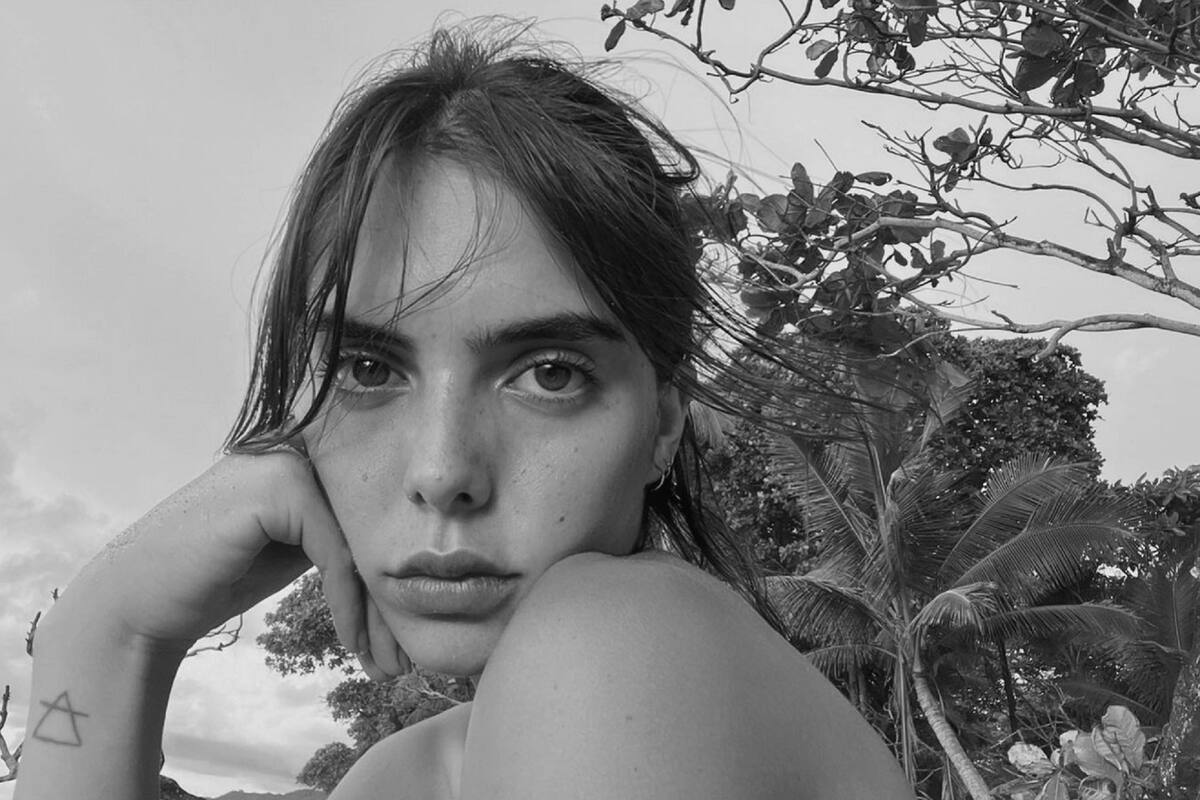 María Levy posa al natural en medio de la selva