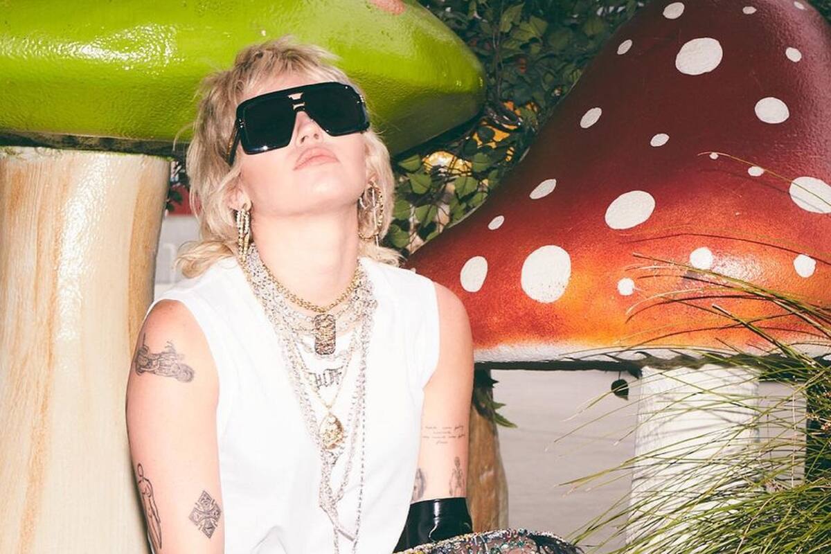 Miley Cyrus posa sin sostén para promocionar su nueva colección de ropa