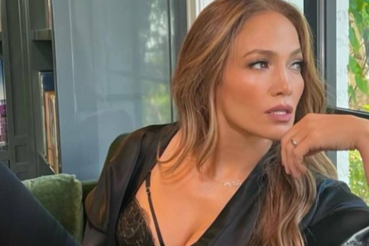 Jennifer López posa sin ropa para promocionar sus productos para el cuerpo