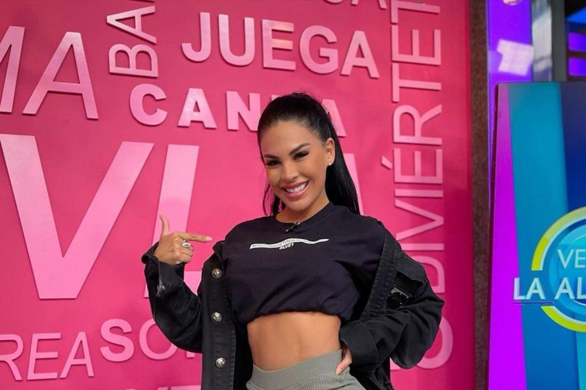 Tefi Valenzuela posa como Dios la trajo al mundo en una bañera