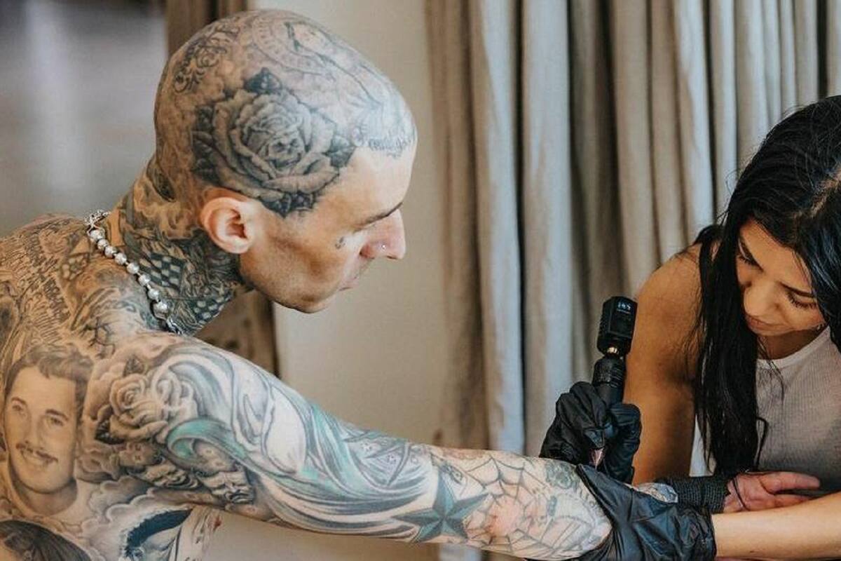Kourtney Kardashian le tatúa el brazo a Travis Barker con un amoroso mensaje