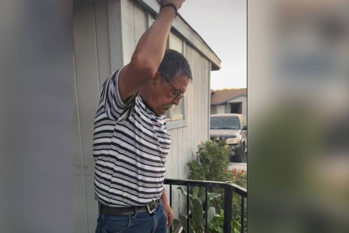 VIRAL: Abuelo se enfurece al ver que su nieta lo expone regalándole dinero