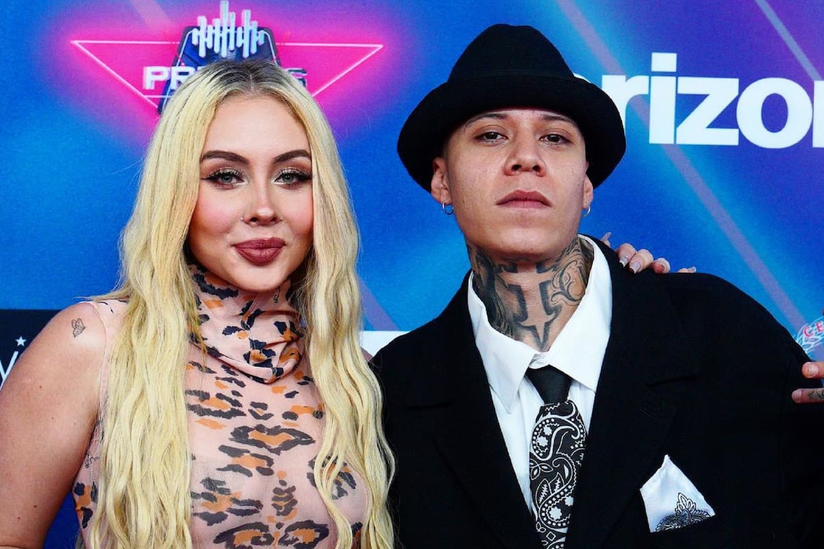 Maya Nazor modela entallado vestido animal print