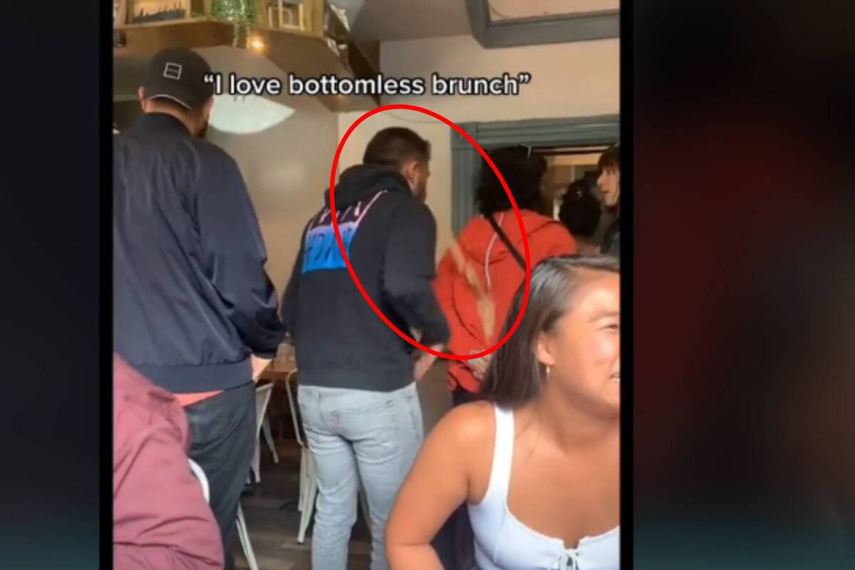 VIDEO: Hombre vomita en las manos de una mujer y se vuelve viral