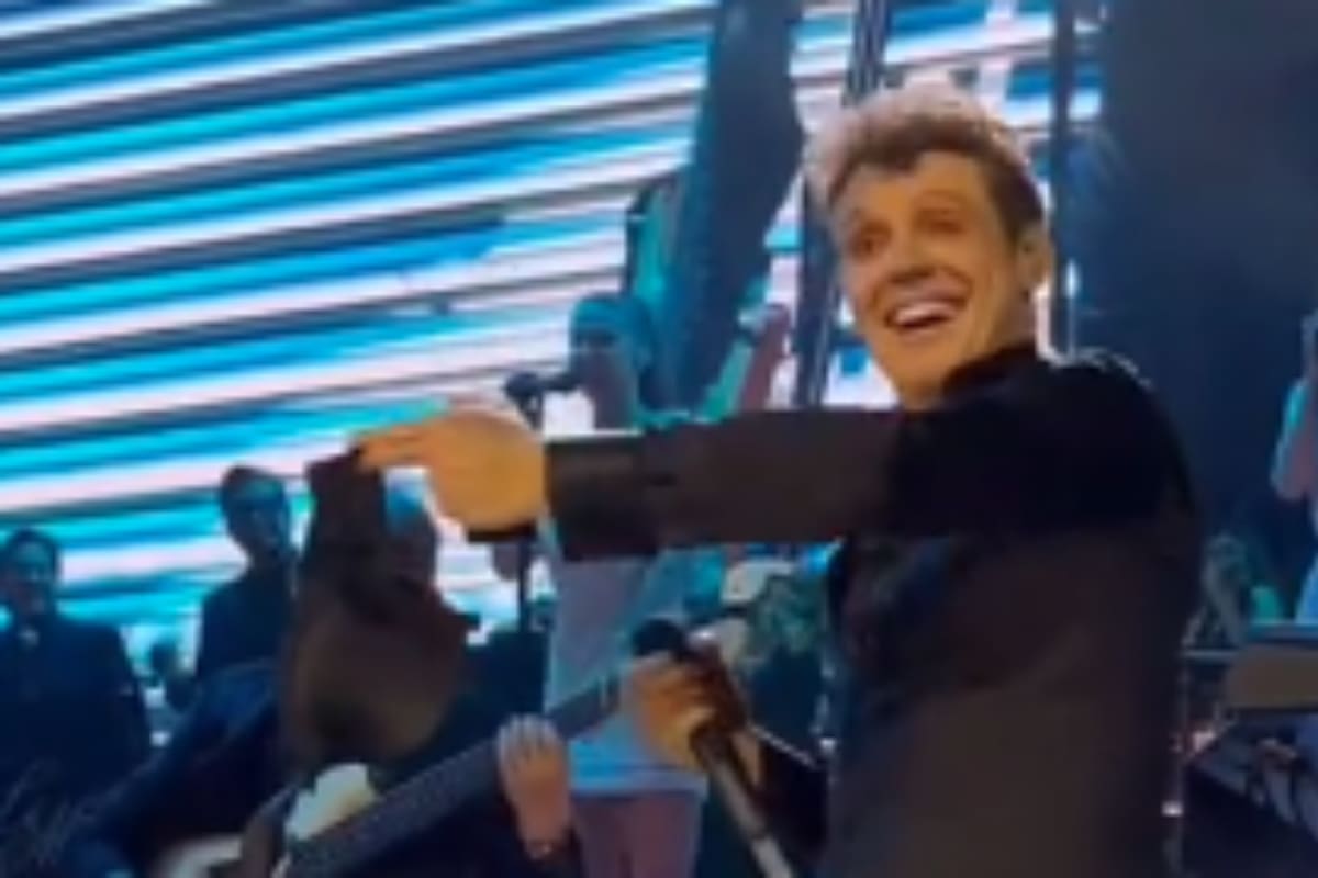 VIRAL: Lanzan prenda íntima a Luis Miguel en pleno concierto y así reaccionó