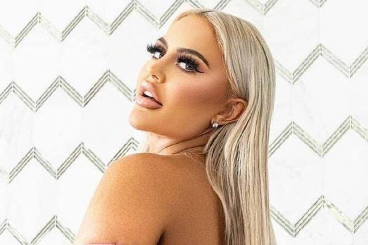 Danii Banks modela su ropa interior de encaje desde la tina