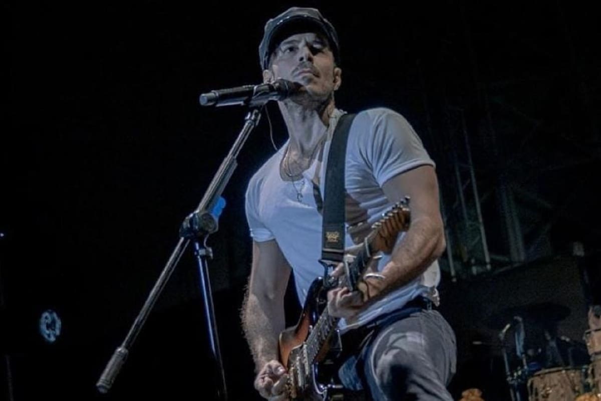 José Madero consuela a fan que estaba llorando en su concierto: “Aguanta vara”