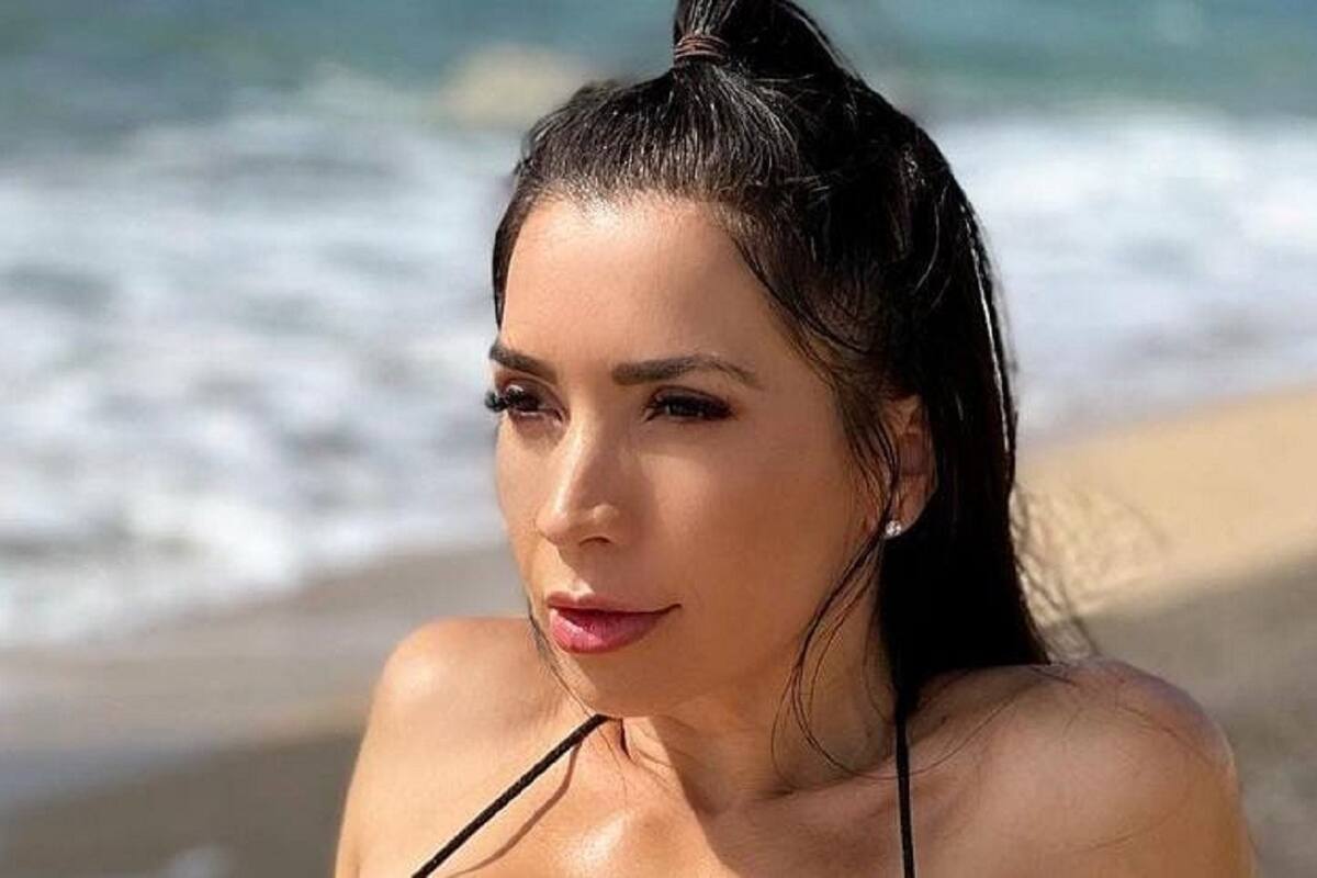 Neiva Mara modela desde la orilla del mar su llamativo traje de baño