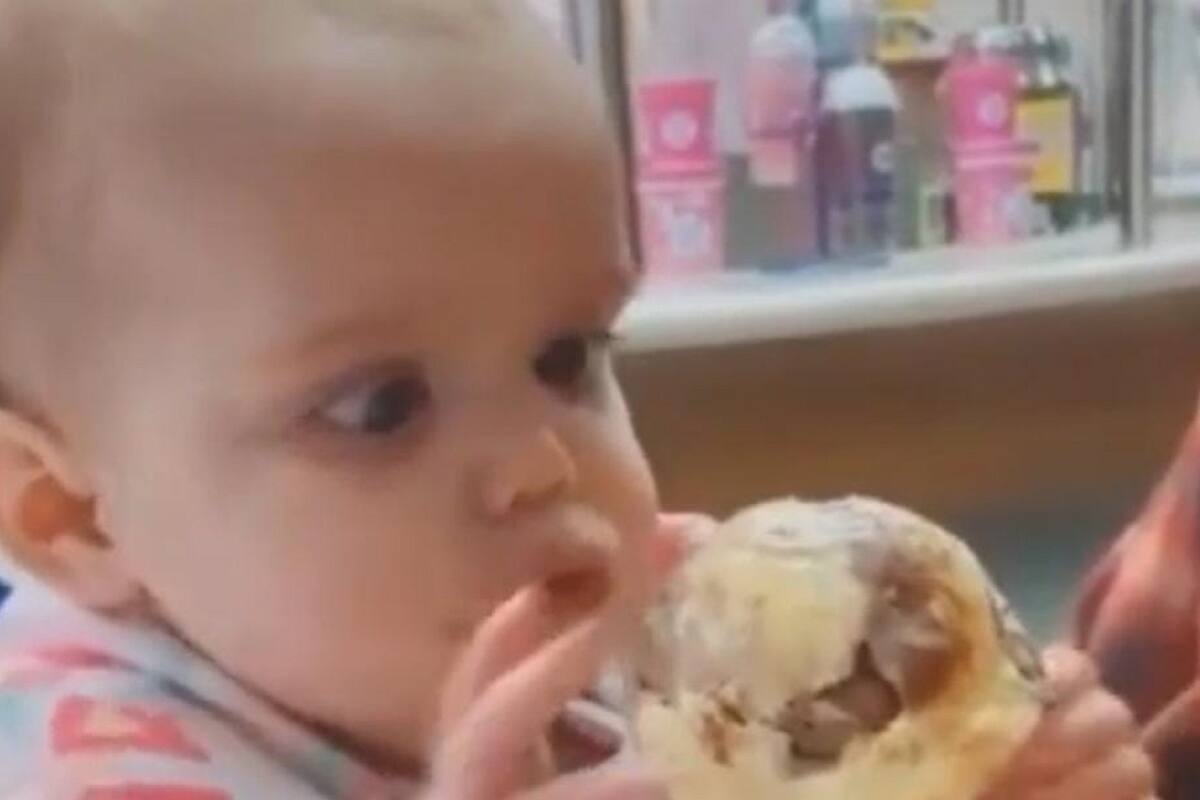 Bebé prueba por primera vez un helado e intenta comérselo todo