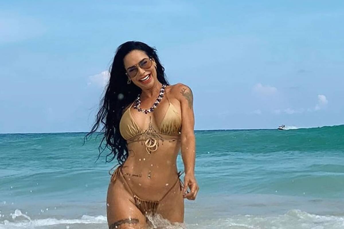 Lis Vega coquetea con pequeñito traje de baño en la playa