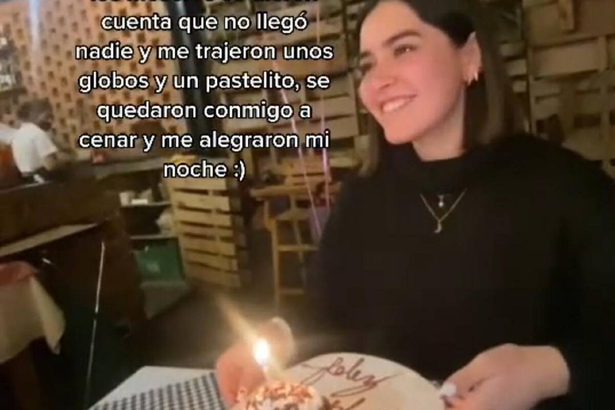 Joven festeja su cumpleaños junto a meseros después de que sus amigos la dejaran plantada
