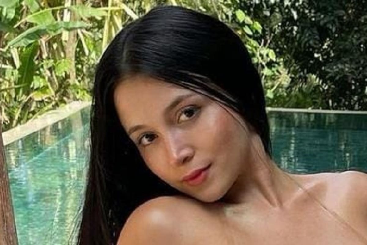 Pandora Kaaki modela desde la piscina su llamativo bikini rosa