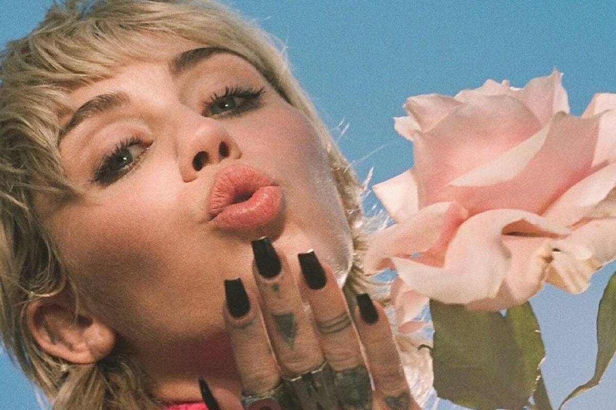 Miley Cyrus sorprende a sus fans con su interpretación de “Believe” de Cher