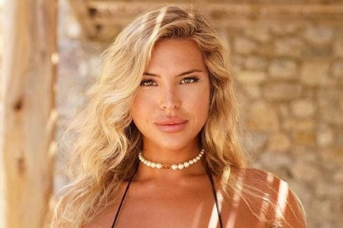 Natalia Garibotto modela sus curvas en ajustado vestido desde el elevador