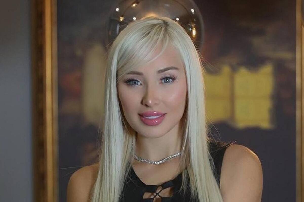 Daniella Chávez impresiona a sus fans al posar de perfil su diminuto bikini rosa