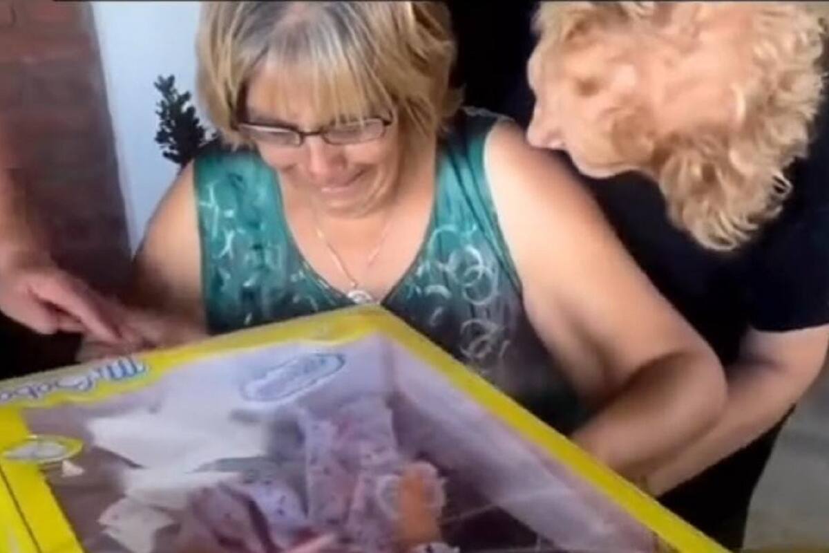 Mujer le regala a su hermana la muñeca que siempre quiso en su infancia