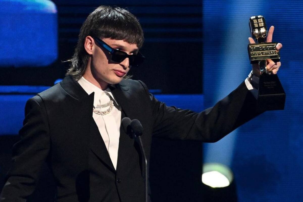 ¿Peso Pluma se queda dormido en media entrevista? Aseguran que lo vieron cabecear