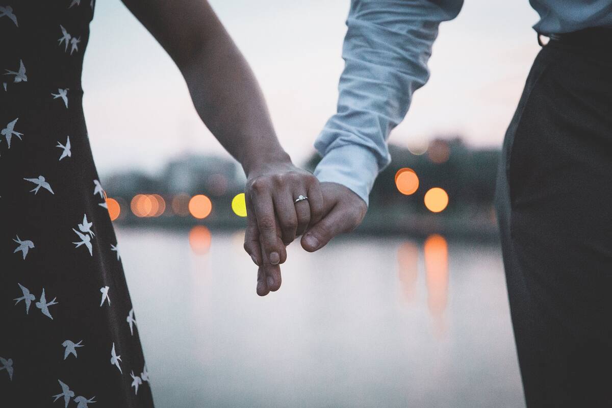 Joven planea pedirle matrimonio a su novia en ladera encantada, termina asustado por duendes