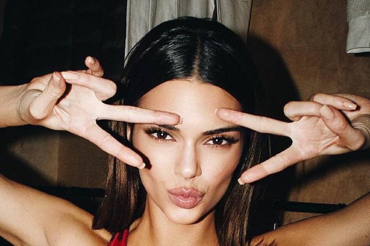 Kendall Jenner muestra su marcado abdomen en traje de baño