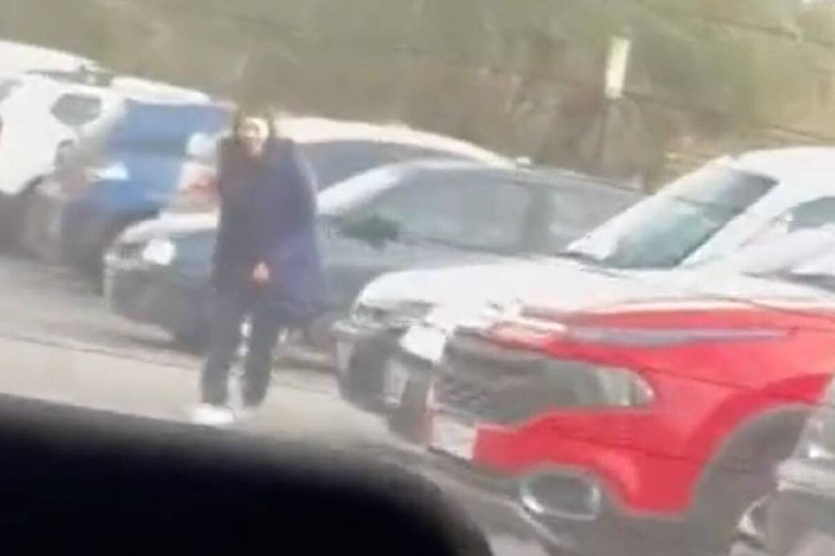 Joven corre detrás del auto de su abuelita luego de quedar olvidada