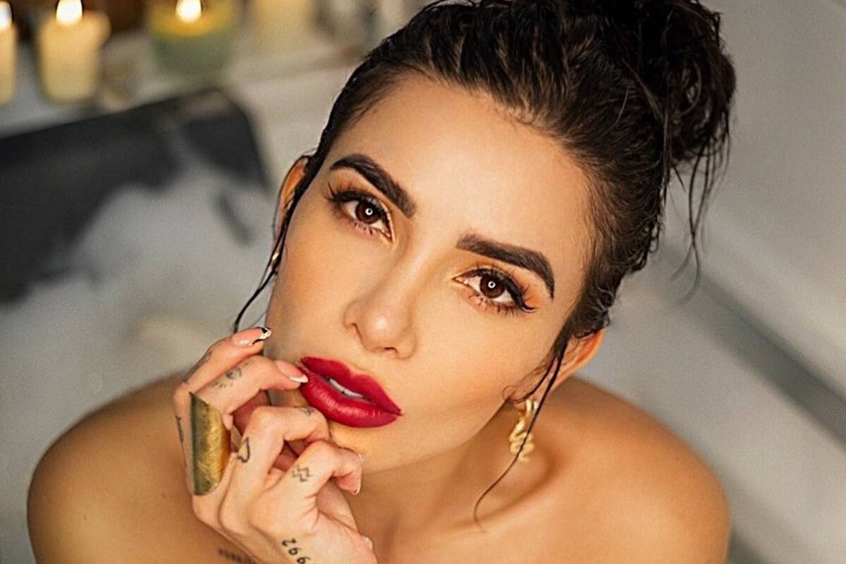 Desde su cama, Dania Méndez sorprende a los fans en tanga