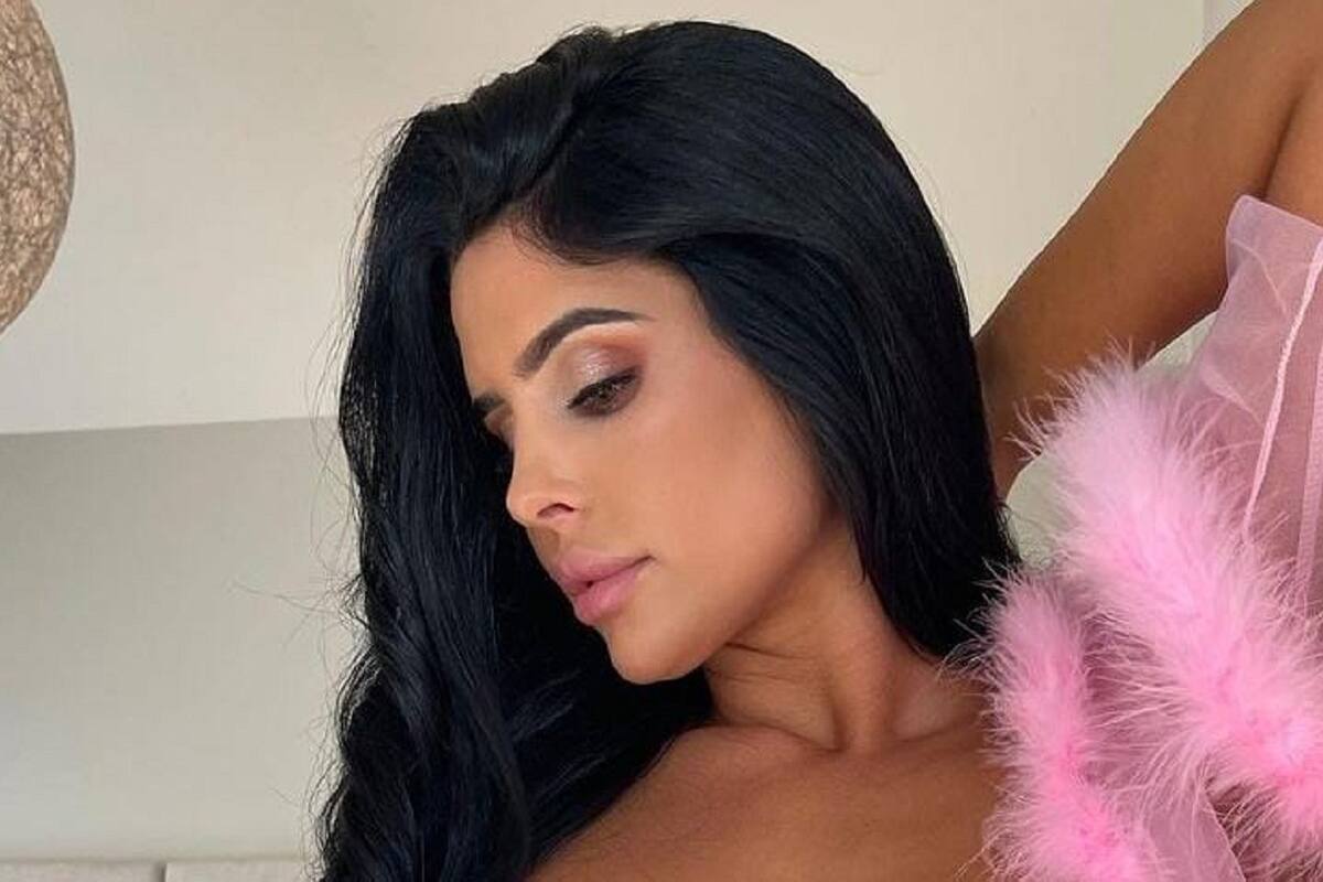 Lily Adrianne modela su sensual ropa interior de espaldas y enamora a sus seguidores