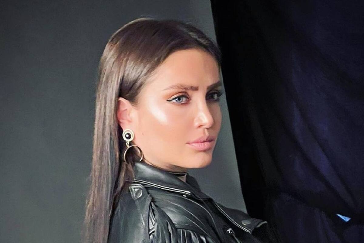 Celia Lora posa de perfil y enseña su perfecta figura en bikini de hilos