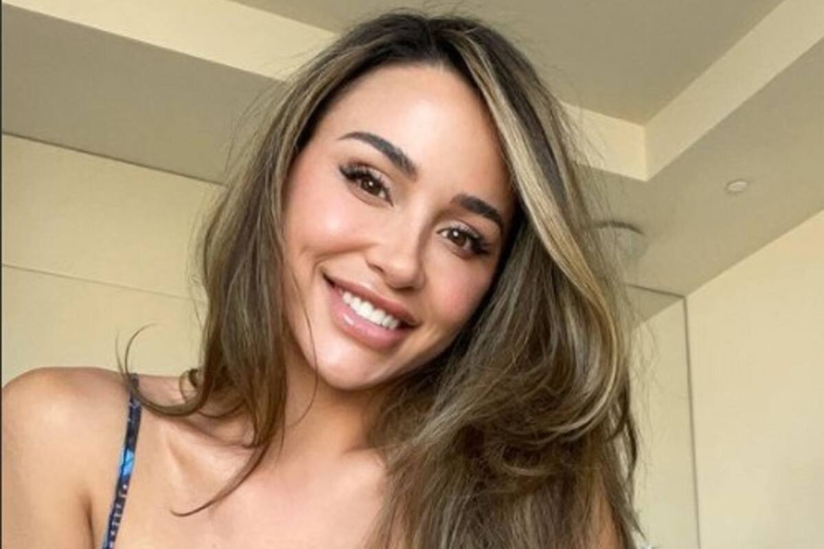 Ana Cheri se abre la chaqueta y enseña sus atributos con sugerentes poses