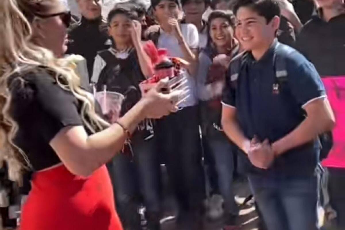VIDEO VIRAL: Joven aprovecha el 14 de febrero y le pide a su maestra que sea su novia