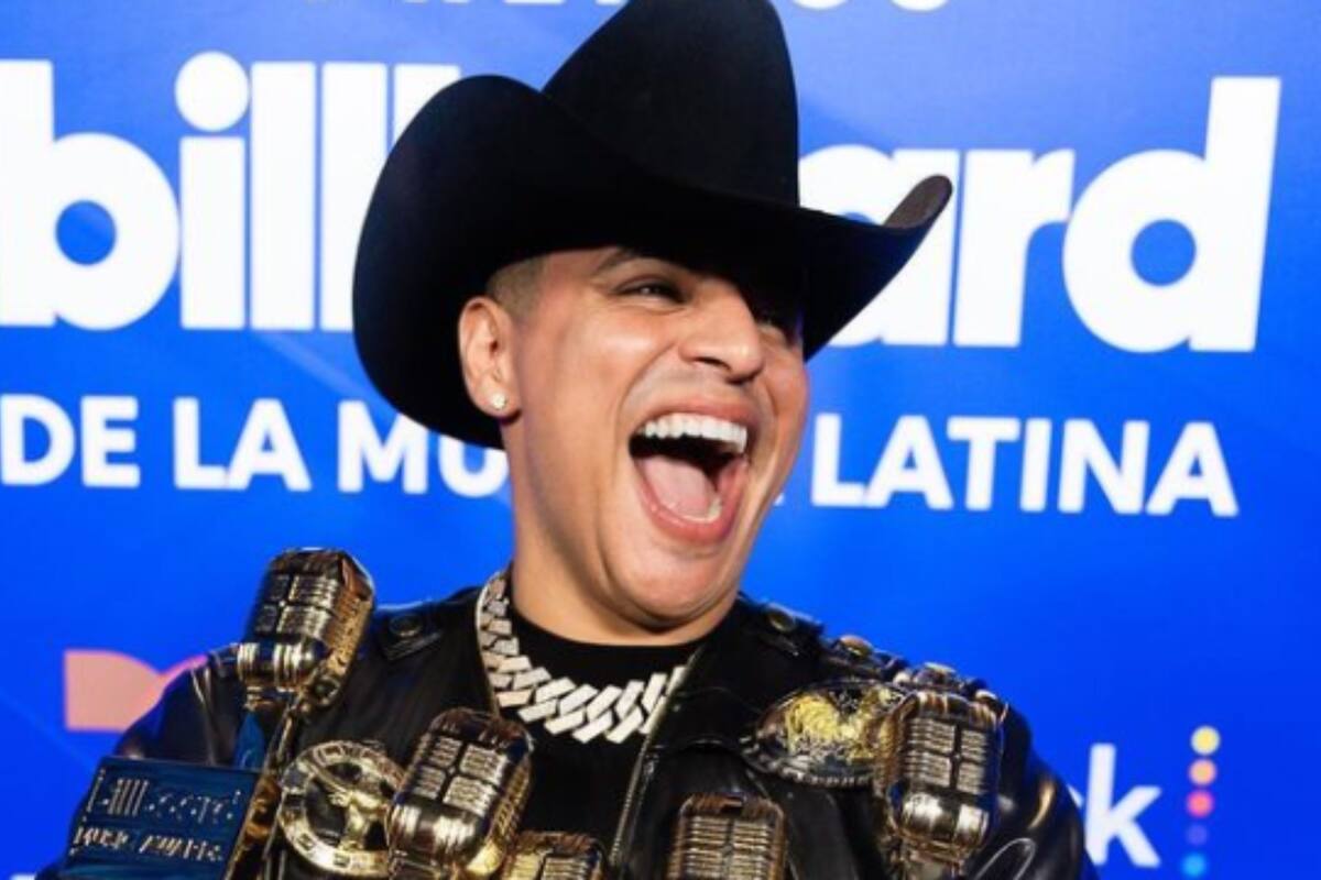 Eduin Caz se luce con regalo para los integrantes de Grupo Firme