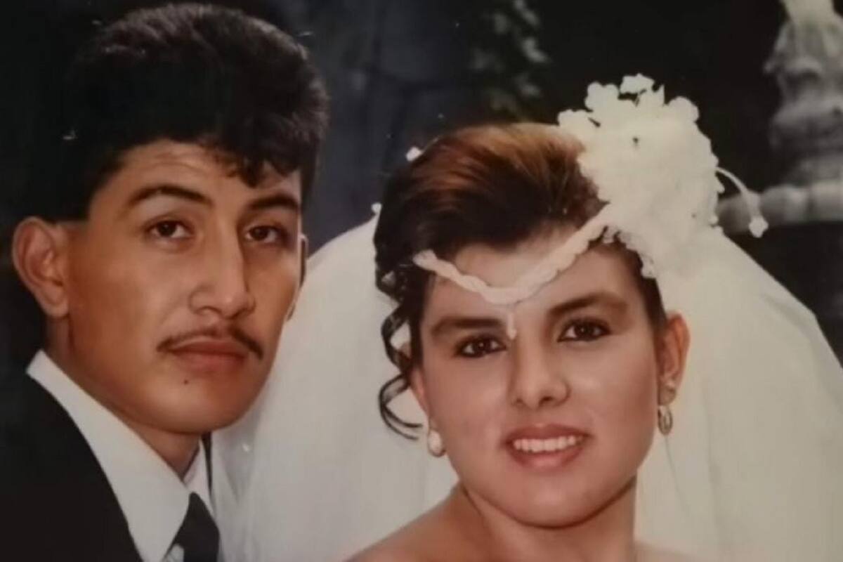 Joven se vuelve viral en TikTok al comprar a sus padres en su juventud