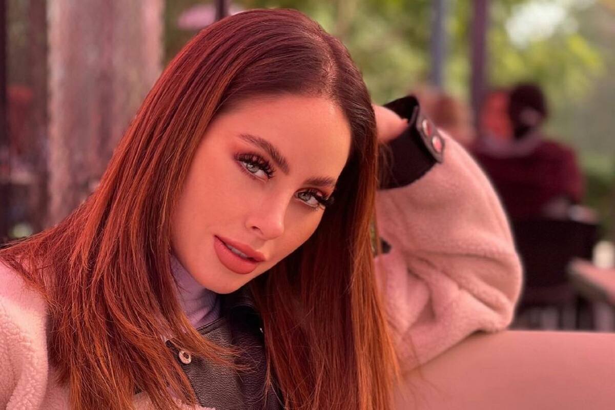 Con conjunto de encaje, Ignacia Michelson presume sus impactantes curvas de perfil