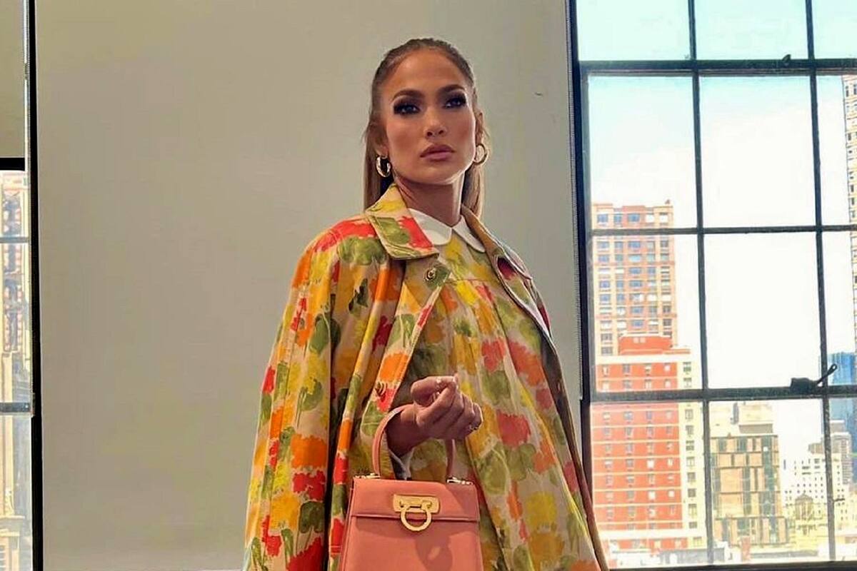 Jlo celebra sus 53 años quitándose la ropa para promocionar sus productos de belleza