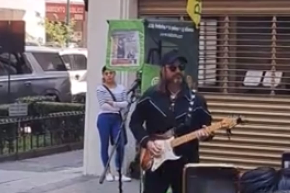 Captan a Juanes echándose un palomazo en plena avenida de CDMX
