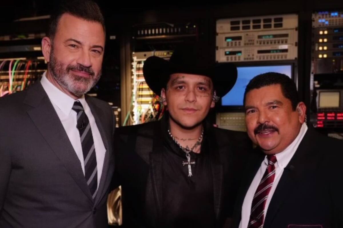 Christian Nodal deleita al público con su interpretación de “La Mitad” en el Show de Jimmy Kimmel