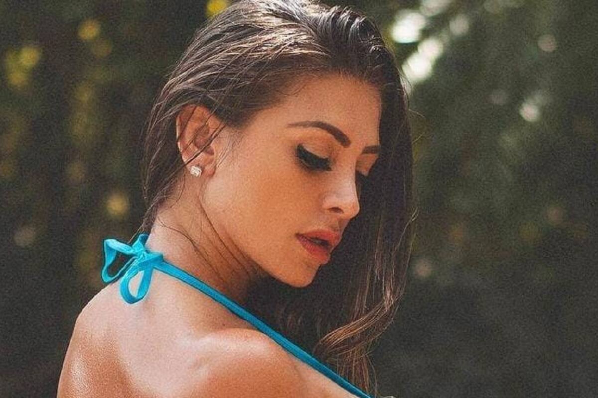 Francia James causa sensación al modelar su bikini cubierta de aceite