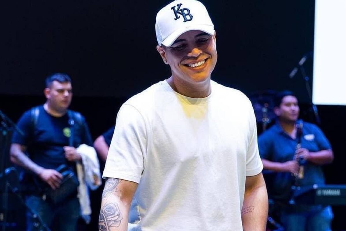 Eduin Caz se avienta al público y lastima a una fan