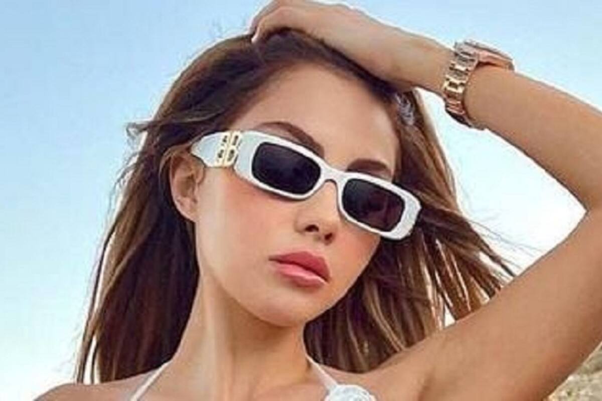 Alexa Dellanos modela desde el mar su increíble traje de baño