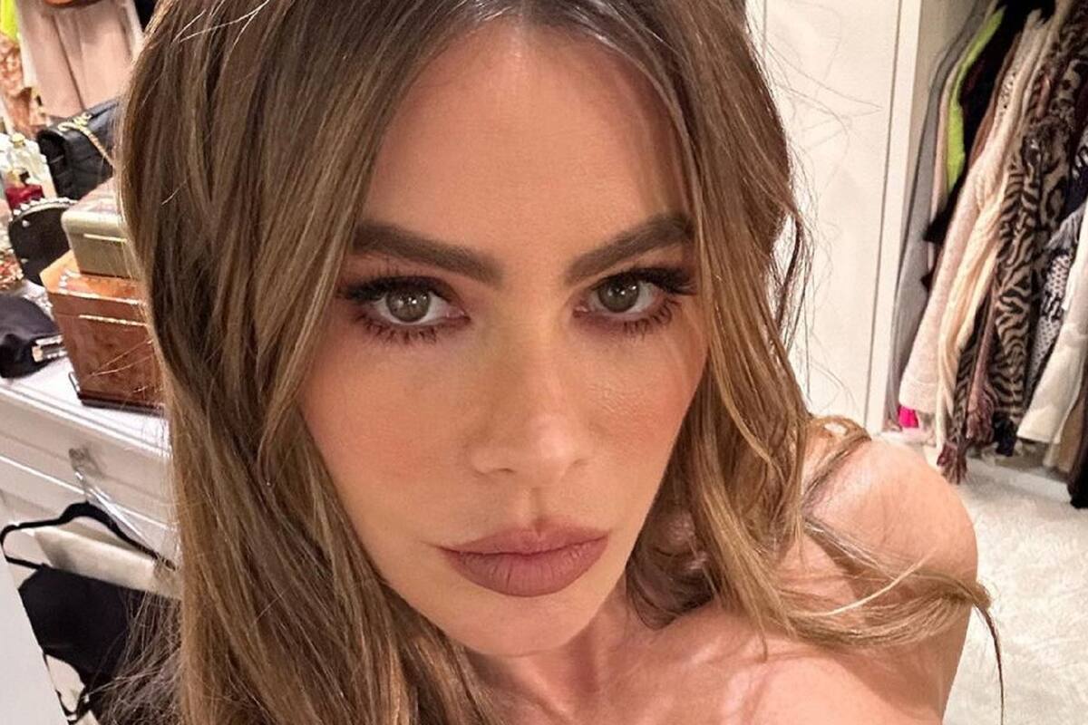 A sus 50 años, Sofía Vergara enseña todo frente al espejo con pequeño bikini