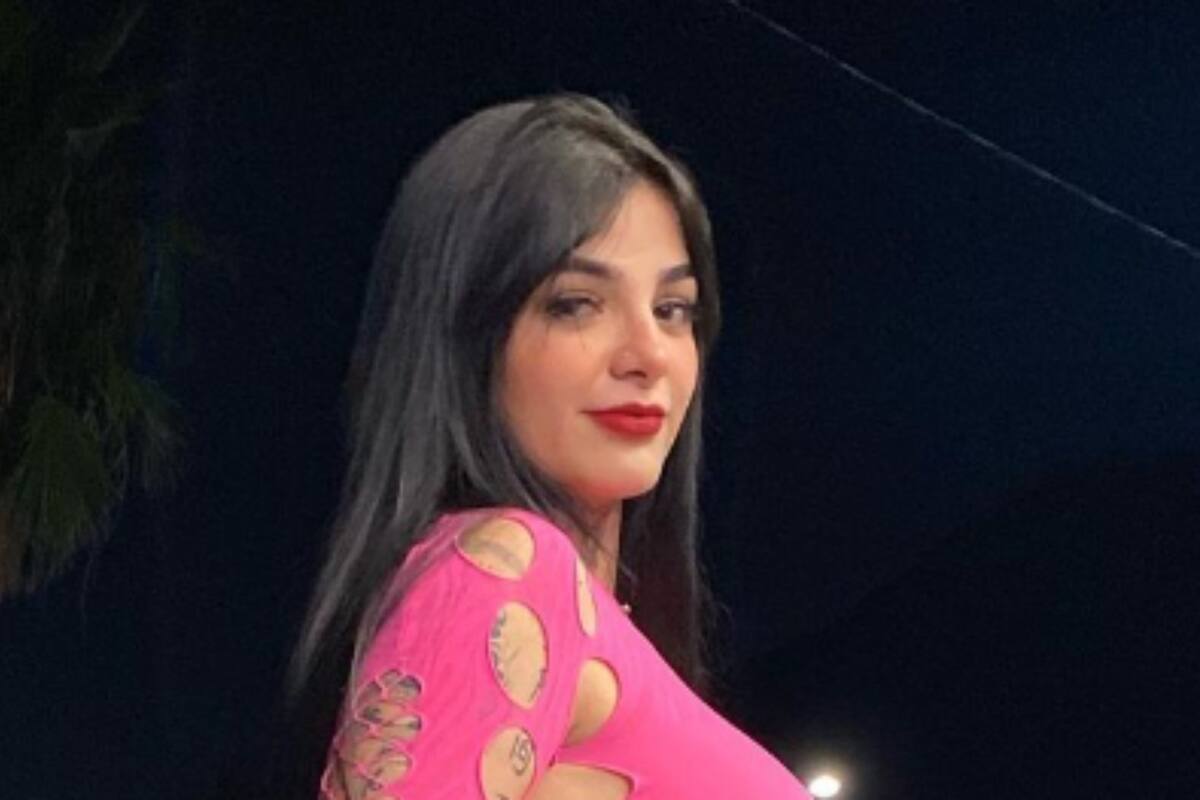 Karely Ruíz se luce de rosa para las posadas