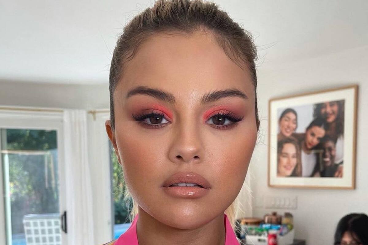 Selena Gomez acapara miradas con coqueto bañador que marca sus encantos