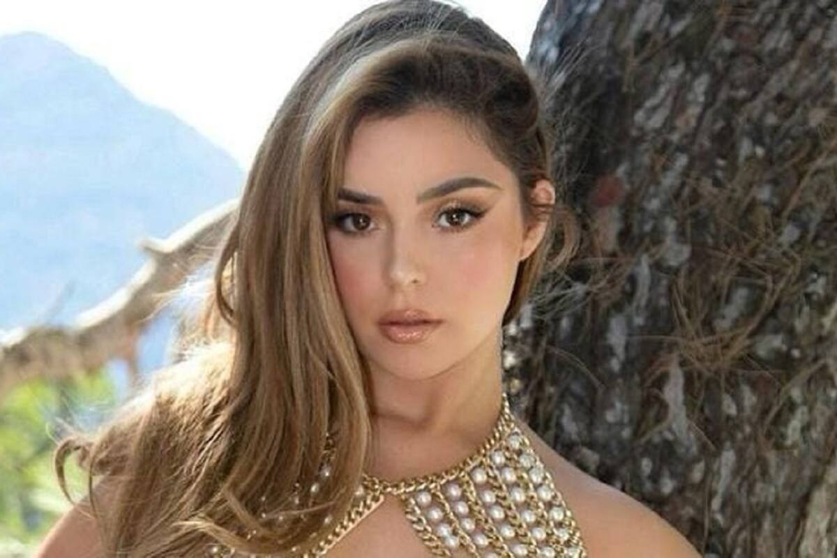 Demi Rose modela su bikini desde un bote en medio del mar