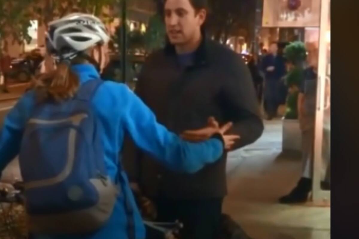 VIDEO: Mujer ciclista arma alboroto en plena vía pública porque un hombre no respetó su carril