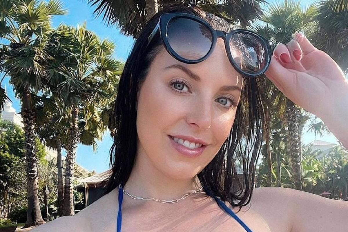 Angela White genera los suspiros de sus fans con su body suit navideño