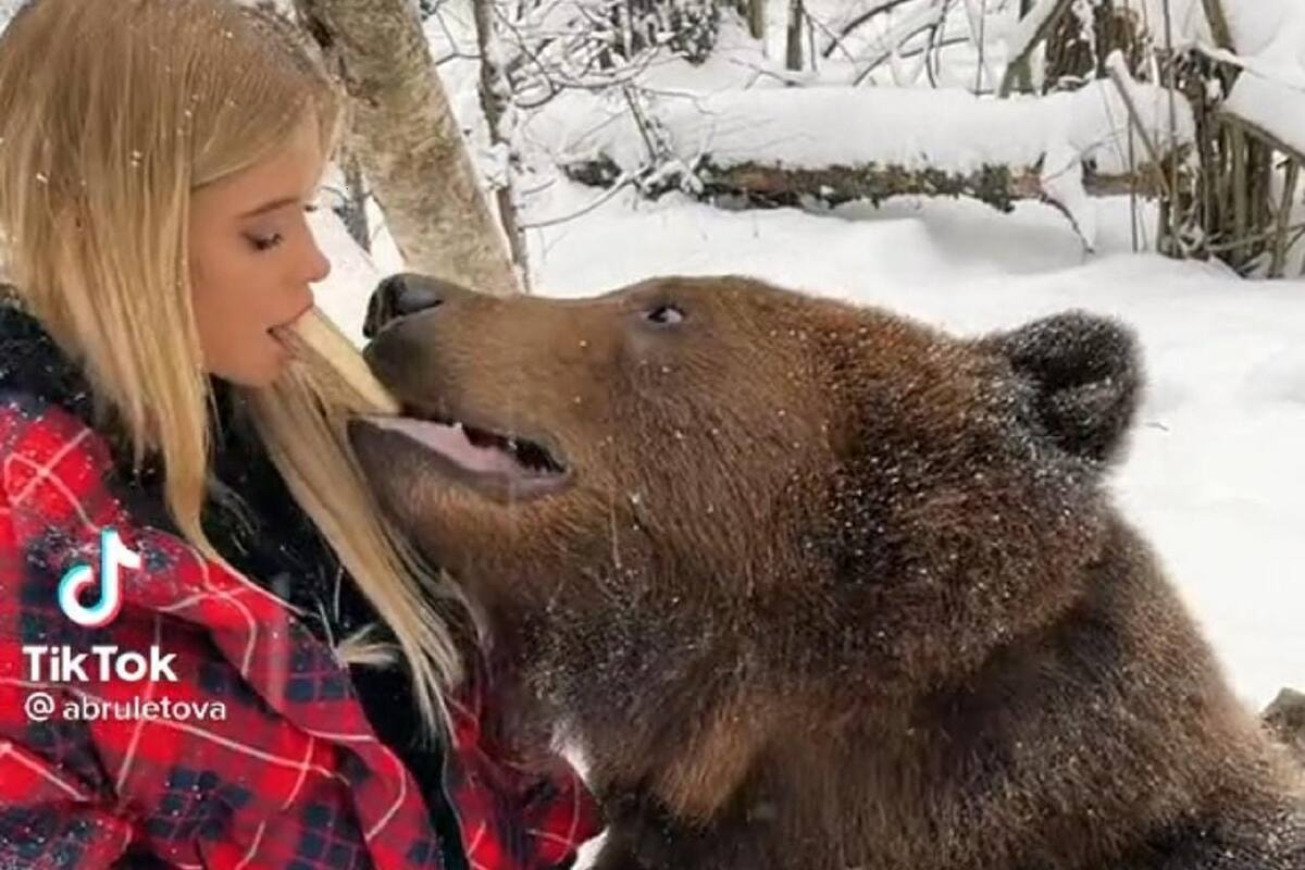 Modelo se vuelve viral en TikTok al comerse una galleta boca a boca con un oso