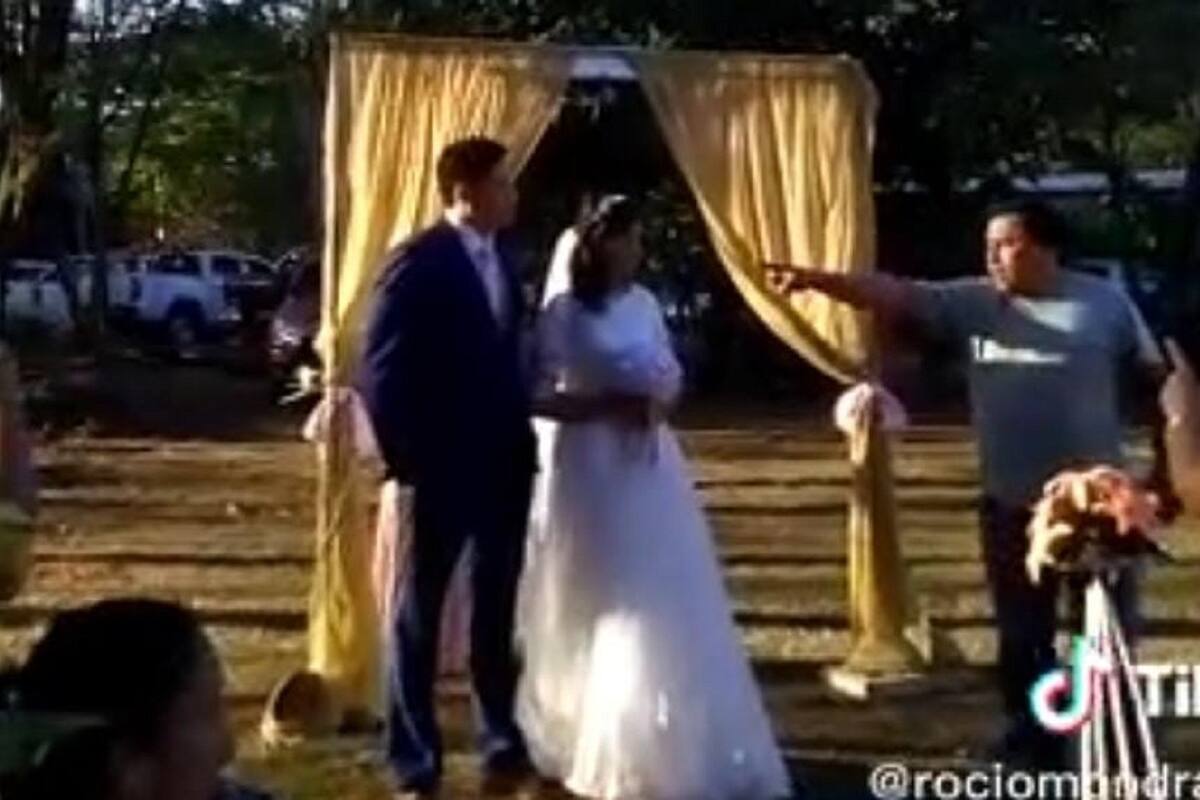 Hombre interrumpe boda porque el novio le había pedido casarse con su hija
