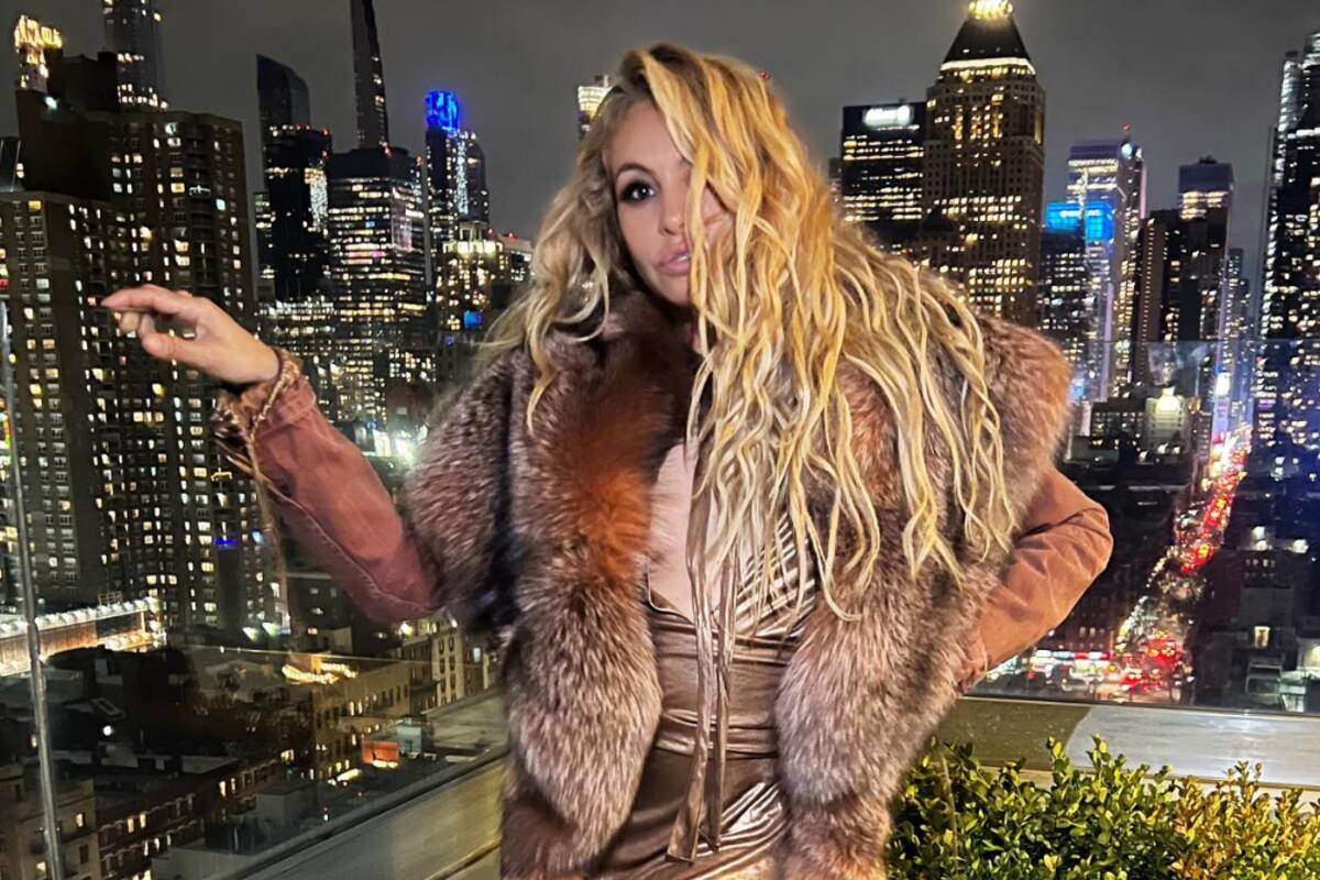 Paulina Rubio llega al aeropuerto de CDMX; su ‘staff’ empuja periodistas